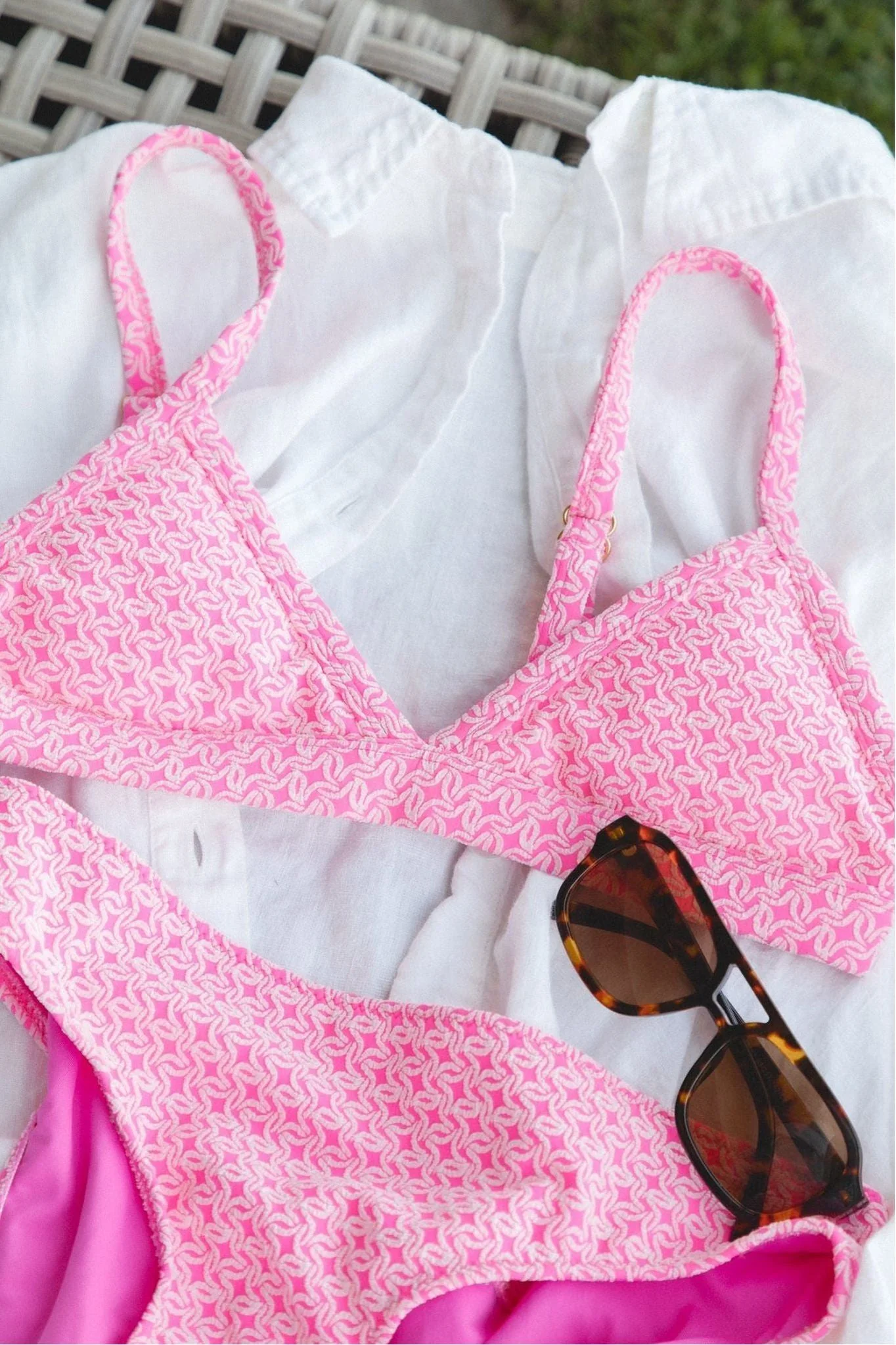 Cleavage-Enhancing Seaside Bikini Top - Pink Swirly - Image 3